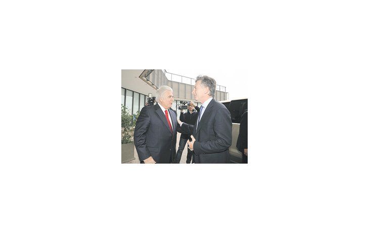 El gobernador de Córdoba, José Manuel de la Sota, y el jefe de Gobierno porteño, Mauricio Macri, ayer al encontrarse en la capital provincial.
