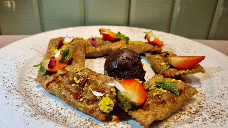 It presents Ravioli fried stuffed with pastelero cream to the frog with ice cream. It presents Ravioli fried stuffed with pastelero cream to the frog with ice cream.