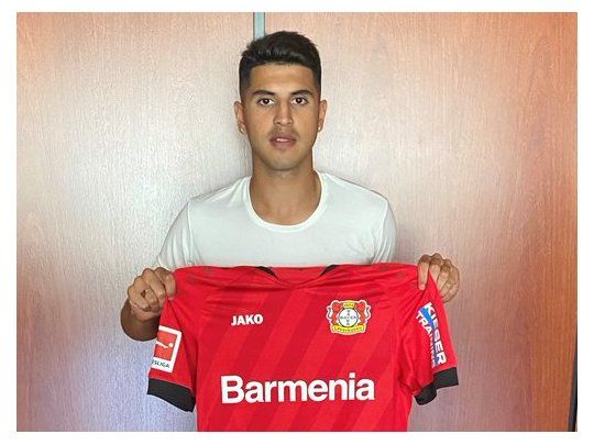 Exequiel Palacios posa con la camiseta de su nuevo club. el Bayer Leverkusen.
