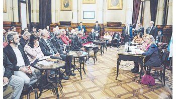 aire libre. José Corral, Mauricio Macri y Mario Negri, ayer en la quinta presidencial.
