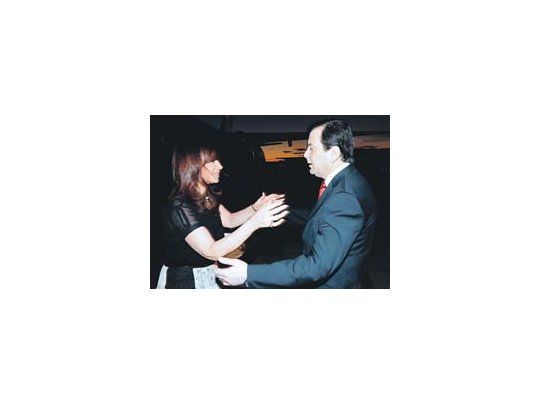 El gobernadorradical K juró ayersu segundomandato en unaceremonia de laque participaron lapresidente Cristinade Kirchner ymiembros delgabinete nacional.