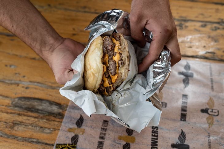 Hamburguesas smashed, con bordes crocantes y corazón jugoso, son el sello distintivo de la propuesta gastronómica de Growlers.