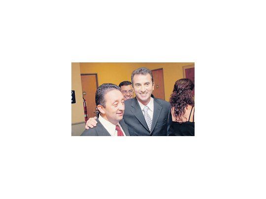 El saliente Celso Jaque y el electo Francisco Pérez. Ayer se reunieron para sellar una agenda de transición.