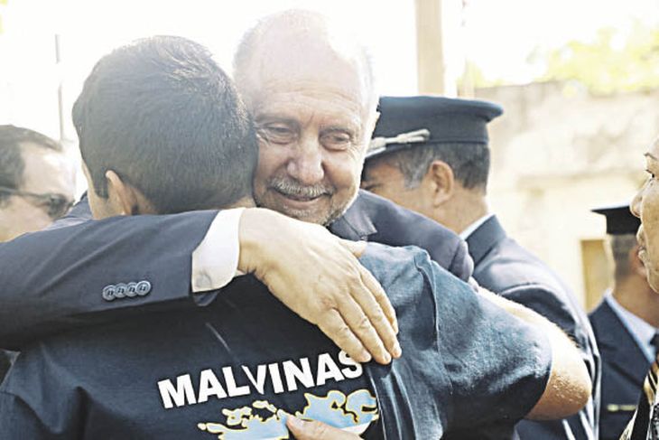 compromiso. Alicia Kirchner participó de la vigilia conmemorativa en la ciudad de Río Gallegos. El santafesino Omar Perotti llamó a “mantener viva la memoria de nuestros héroes de Malvinas”.