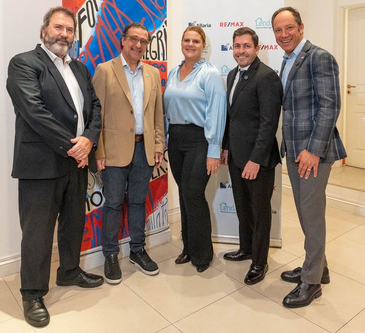 De izquierda a derecha: Néstor Osvaldo De Cesare y Juan Politi, de Allaria Fondos Administrados, Dotti Peñate, CEO de Re/Max, Gonzalo Estívariz, de Lendar y Sebastian Sosa, presidente de Re/Max   