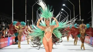 Mari-Mari suma más de 40 años de historia en el Carnaval País y 22 títulos. Mari-Mari suma más de 40 años de historia en el Carnaval País y 22 títulos.