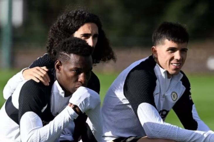Chelsea striker Nicolas Jackson supports his teammate Enzo Fernández after the discrimination complaint. Chelsea striker Nicolas Jackson supports his teammate Enzo Fernández after the discrimination complaint.