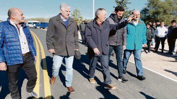 DECISIÓN. Schiaretti, que ayer recorrió una serie de obras de reciente ejecución, anunció el martes la adhesión al plan de descuentos nacional.