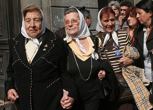 Representantes de las Madres de Plaza de Mayo, en el velatorio de la cantante Mercedes Sosa.