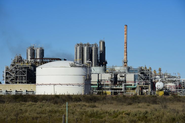 La magnitud del crecimiento ya permite que Vaca Muerta cubra por sí sola toda la demanda interna de petróleo de Argentina y deje además un importante saldo exportable. La magnitud del crecimiento ya permite que Vaca Muerta cubra por sí sola toda la demanda interna de petróleo de Argentina y deje además un importante saldo exportable.