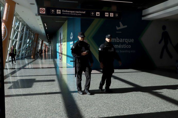 Ezeiza y Aeroparque operan con demoras debido a una medida gremial.