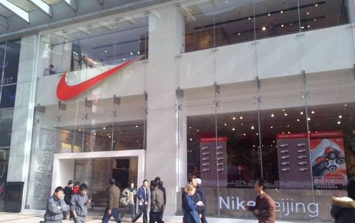 Los inversores de  Nike votaron en contra de dos propuestas de los accionistas durante la reunión anual del gigante de la ropa deportiva el martes.
