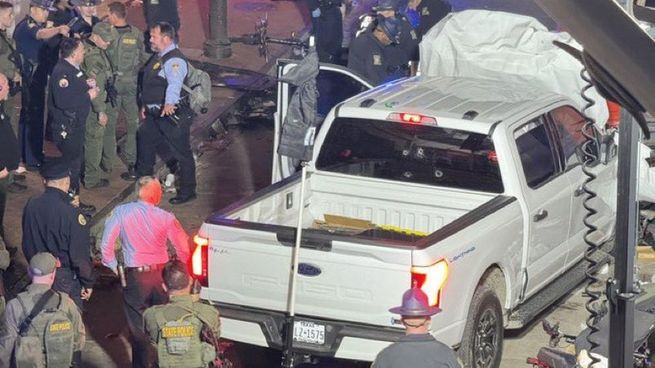 La camioneta que utilizó el atacante de Nueva Orleans, minutos después de arremeter contra los transeuntes.&nbsp;