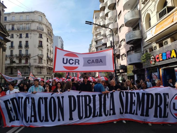 Martín Lousteau presente en la columna de la UCR en la manifestación. Martín Lousteau presente en la columna de la UCR en la manifestación.