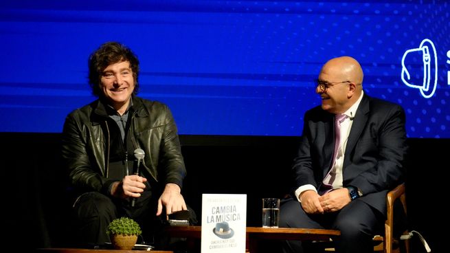 Milei estuvo en la presentación del libro Cambiar la música de Salvador Di Stefano, el Gurú del Blue.