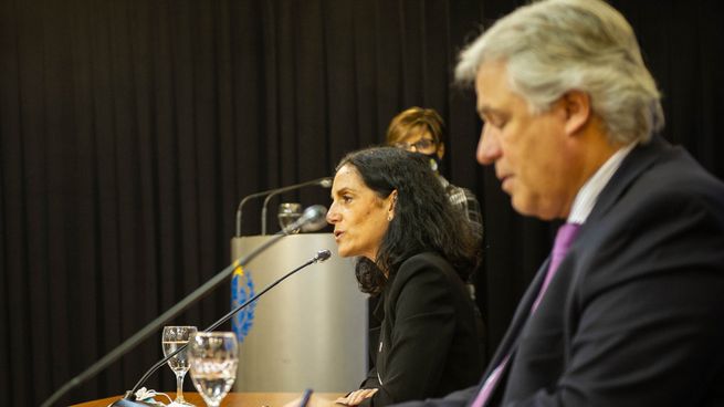 La ministra de Economía, Azucena Arbeleche y el Canciller Francisco Bustillo serán interpelados por el Frente Amplio en Diputados.