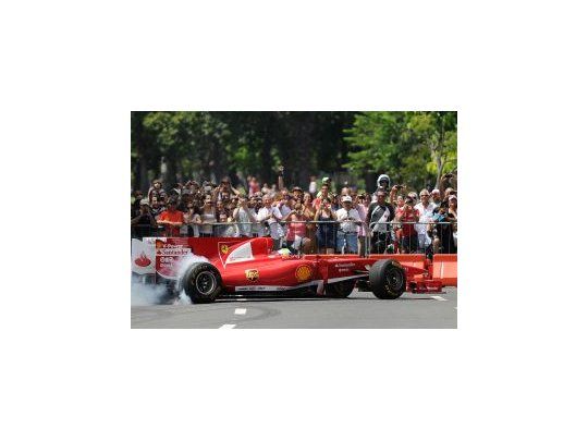 La Ferrari de Felipe Massa desfiló por las calles de Río de Janeiro.