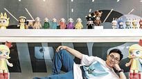 Wang Ning lidera Pop Mart, la marca que conquistó el mercado global con juguetes sorpresa y millones de fans que siguen cada lanzamiento.