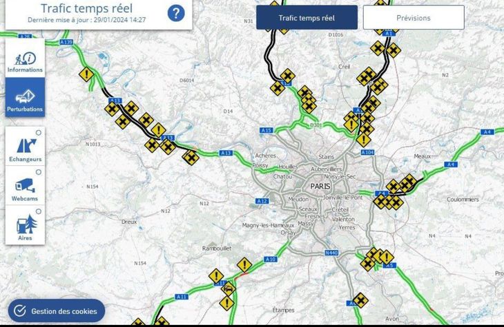 Tractors appeared on several highways in the Paris region and began blocking roads on the outskirts of Paris. Tractors appeared on several highways in the Paris region and began blocking roads on the outskirts of Paris.