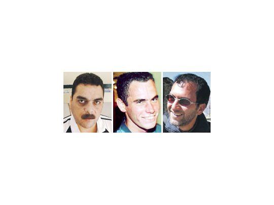 Eldad Regev y Ehud Goldwasser, los soldados secuestrados por Hizbollah en 2006 que Israel da por muertos (centro y derecha). A cambio de sus cuerpos, el gobierno de Ehud Olmert liberará al terrorista Samir Kuntar (izquierda), condenado cuatro veces a cadena perpetua.