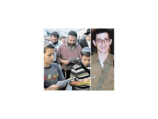 Judíos ortodoxos rezanfrente al Muro de losLamentos de Jerusalén porla suerte del soldadosecuestrado ayer porterroristas de Hamas(arriba). Se teme que éste,Gilad Shalit, de 19 años(abajo), haya sufrido heridasgraves durante el operativoque terminó con su captura.