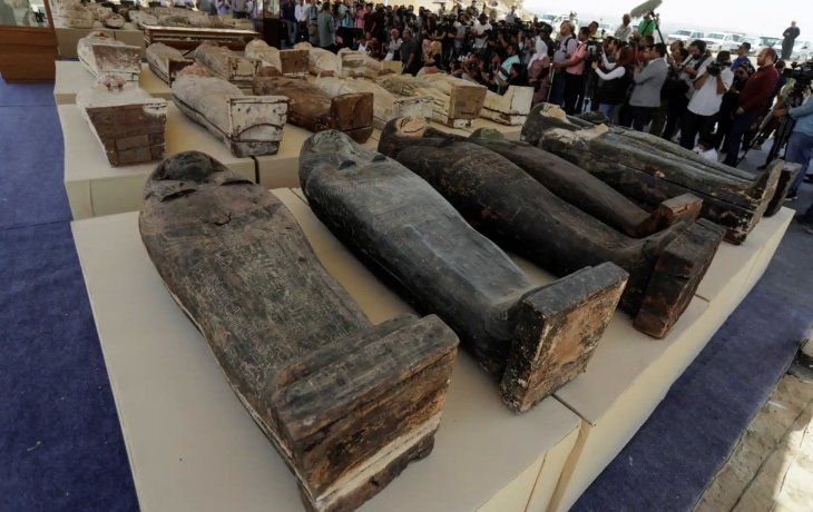 Egipto: encuentran 250 ataúdes de madera pintada y un arcón de bronce con 150 estatuas