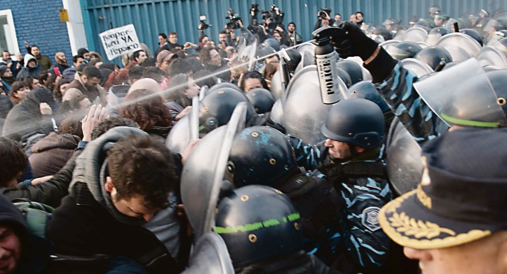 Enfrentamiento. El Gobierno buscó dar una muestra de autoridad con el desalojo violento de la planta de Pepsico en Vicente López. Fue uno de los detonantes del endurecimiento de la CGT y de las gestiones por una nueva unidad.