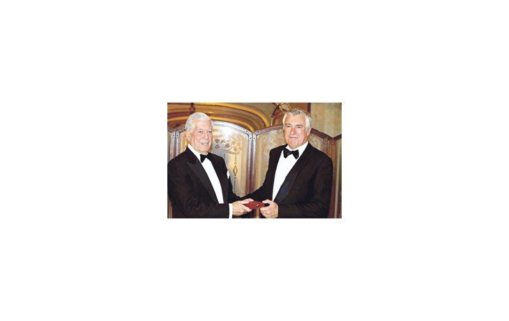 El Premio Nobel peruano recibió del conceller de Cultura de Cataluña la medalla de Oro del Circle del Liceu en Barcelona, y el 20 de junio presentará en Madrid la edición conmemorativa de su primera novela.