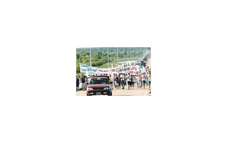 Los ambientalistas realizaron una protesta a pie y otra náutica contra la aparición de la mancha sobre el río Uruguay. Se sumaron vecinos de Colón y Concordia.