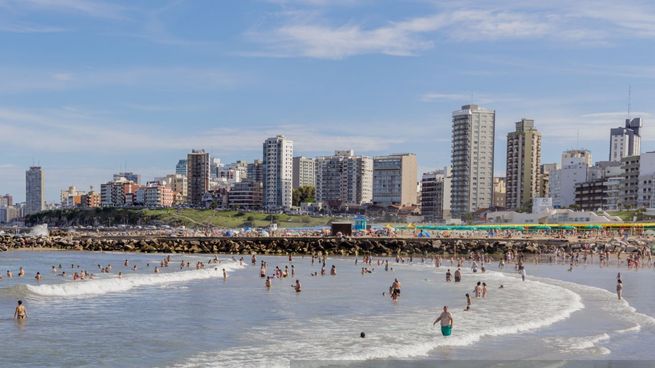 Inmediaciones de las playas Alfonsina Storni y La Perla, una zona muy frecuentada este verano en Mar del Plata. Los bancos brindan servicios y descuentos a quienes vacacionen allí como en otros destinos