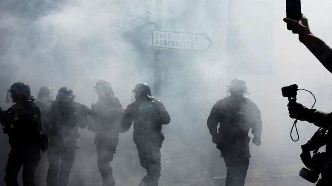 La policía de París durante los incidentes en la marcha por el Día del Trabajador y la trabajadora. 