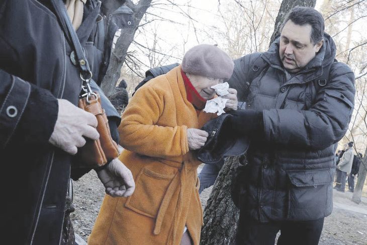 DEVASTACIÓN. Un edificio residencial de Kiev fue alcanzado por un misil ruso, matando al menos a cuatro de sus habitantes, Una mujer mayor se muestra desconsolada tras ser evacuada de su vivienda.