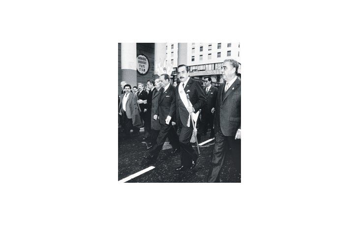 Raúl Alfonsín y su vicepresidente, Víctor Martínez, hace 30 años, poco después de asumir el  primer Gobierno de la transición democrática.