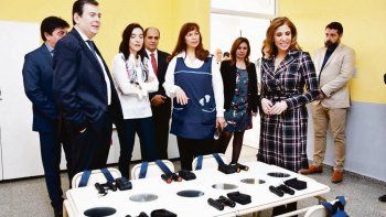 contrastes. Zamora y la diputada Claudia Ledesma, al inaugurar ayer el nuevo edificio de un jardín, en una jornada en la que disparó críticas.