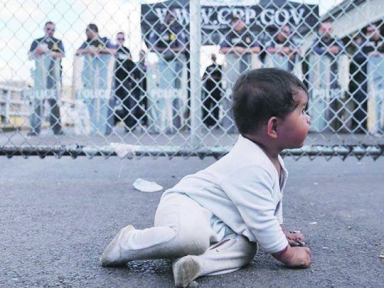 INHUMANO. El presidente Donald Trump lazó en 2017 un programa de “política cero” contra la inmigración ilegal que consistió mayormente en la separación de las familias que llegaban a la frontera. Los padres eran expulsados mientras los niños quedaban en centros de reclusión.&nbsp;