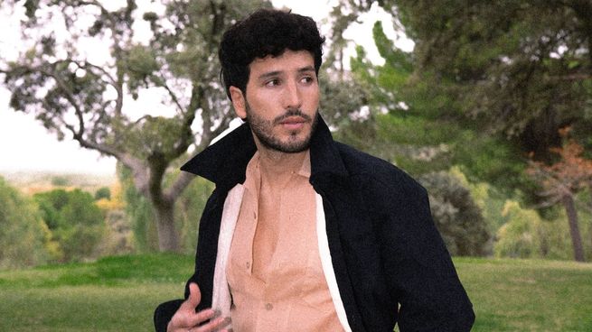 Sebastián Yatra protagoniza la serie musical de Netflix que combina fantasía y comedia en un mundo encantado lleno de color, canciones y romance.