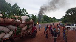 Como parte de la protesta, interrumpieron por segundo día consecutivo el traslado de hoja verde y yerba canchada. Como parte de la protesta, interrumpieron por segundo día consecutivo el traslado de hoja verde y yerba canchada.