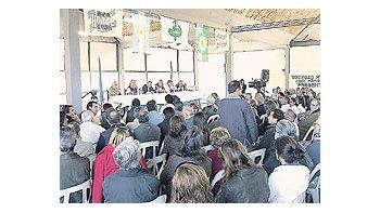 ámbito.com | Productores agropecuarios colmaron las asambleas que se realizaron en todo el interior y definieron que, en caso de seguir las protestas, no cortarían rutas. Los actos bajarán el tono durante lo que queda de tregua, a la espera de una señal del gobierno.