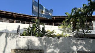 La bandera Argentina volvió a ondear en la Embajada en Venezuela tras la disputa entre ambos países.