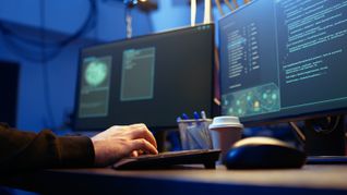 La inteligencia artificial se enfocó en los riesgos ocultos dentro de la infraestructura de internet.