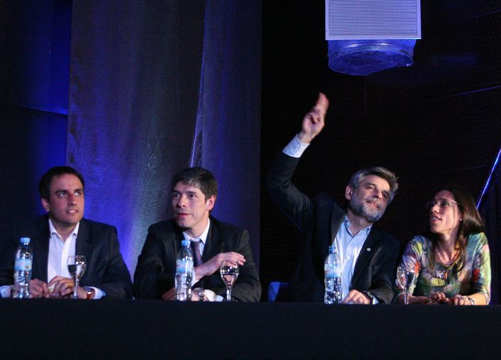 El Jefe de Gabinete Juan Manuel Abal Medina acompañó a los candidatos durante el cierre (Foto: Diego Kovacic).