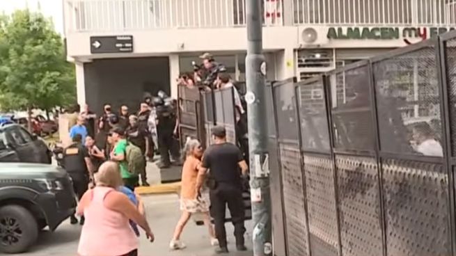 En las inmediaciones del complejo habitacional se vivieron momentos de tensión. (Foto captura C5N).