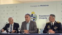 El presidente Yamandú Orsi y el ministro Carlos Negro presentan el plan de seguridad.&nbsp;