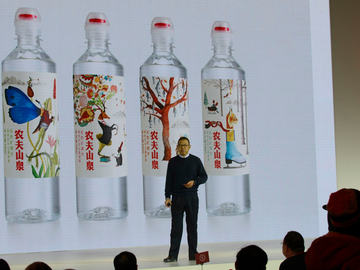 Zhong dando una conferencia. Zhong dando una conferencia.