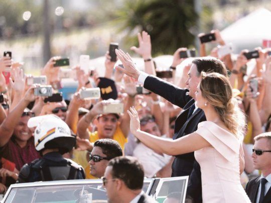 Expectativa. Una multitud les dio la bienvenida a Brasilia a Jair y a Michelle Bolsonaro en el marco de los festejos por la asunción del nuevo presidente.&nbsp;