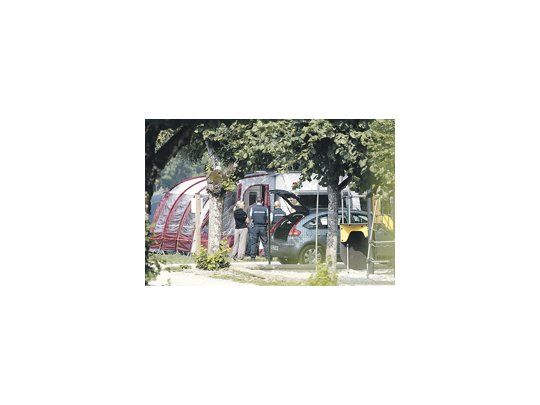 La Policía francesa está desconcertada por la masacre en un camping de los Alpes. Las víctimas fueron acribilladas a balazos.