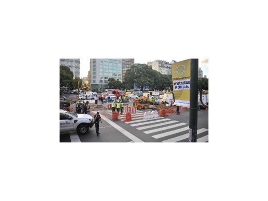 Personal de la Ciudad de Buenos Aires y de bomberos cortaron la avenida 9 de Julio.