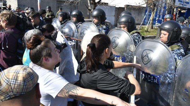 Vecinos y familiares de Morena Domínguez reclamaron frente a la Comisaría N° 5 de Lanús.