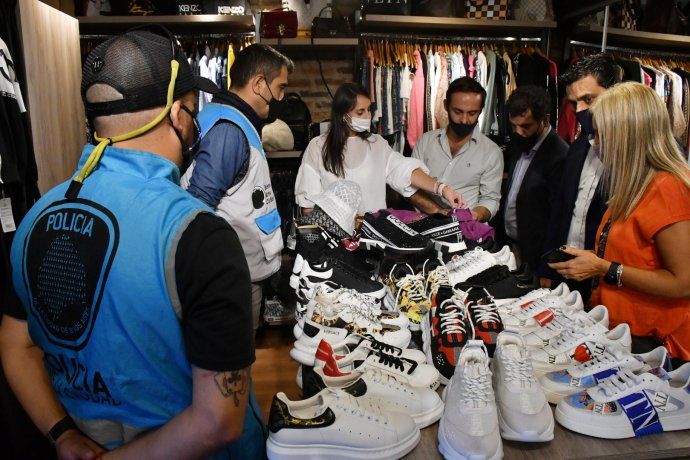 La Policía de la Ciudad secuestró ropa y zapatillas quesimulaban ser de marcas internacionales de primera línea