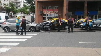Los autos circulaban en sentido opuesto por la avenida Paseo Col&oacute;n y chocaron en la esquina con San Juan.